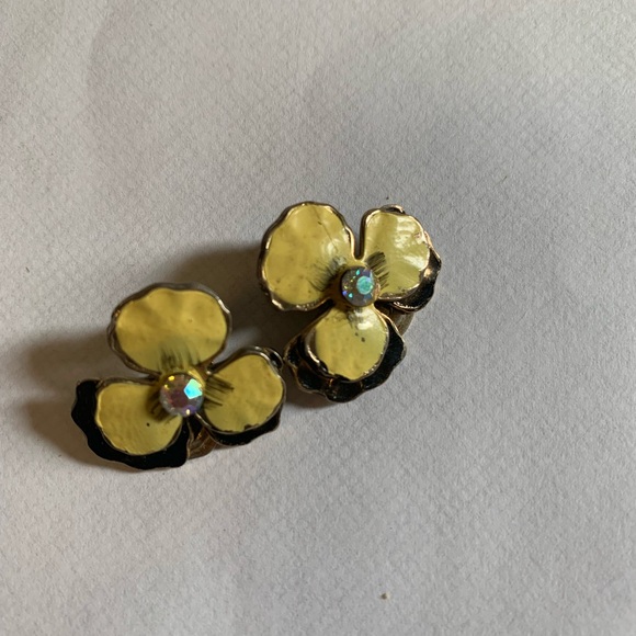Vintage Clip on Floral Earrings - Picture 3 of 4